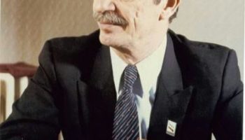 من مرغ طوفانم نیندیشم ز طوفان موجم نه آن موجی که از دریا گریزد