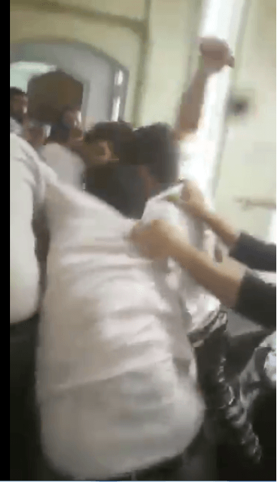 ویدیو حمله خشونت آمیز محافظان امام جمعه بروجرد با منتقدان
