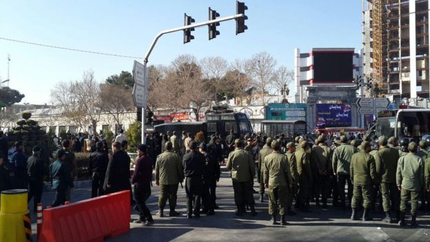 درگیری مردم با ماموران امنیتی و تیراندازی در میدان شهدا مشهد